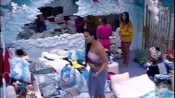 Larissa bbb pagando peitinho vermeil personagem