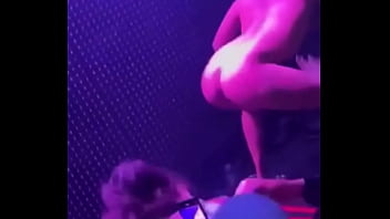 Pipokinha sexo oral no palco porno