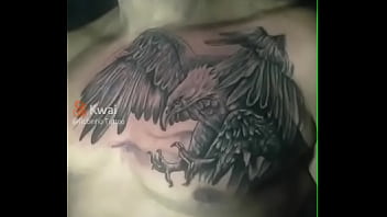 Taycerqueira nua tatuando o cu