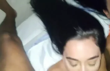 Ele fez as duas cunhadas peitudas chuparem gostoso e ainda as cobriu de leite