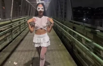 Flagra de vídeo pornô do Carnaval de BH 2025 com uma garota jovem vestida de coelhinha fudendo gostoso na avenida lotada durante o desfile