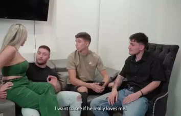 Marido liberal compartilha sua esposa loira e gostosa com outros dois amigos