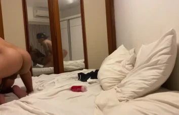 Amigões bem dotados transando com uma gata o tempo todo