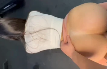 Latina com um belo bundão sem roupa íntima transando com professor