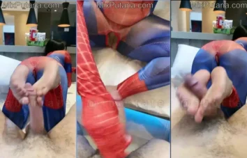 Bianca Abortate fazendo um carinho no amigo com os pés