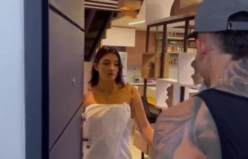 Casada se divertindo com o jovem encanador na cozinha de casa