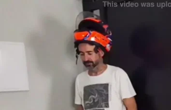 Menina travessa recebe entregador de pizza sem roupa