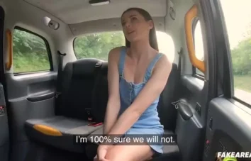 Ninfetinha safada entregando o corpinho pro taxista aproveitar com vontade