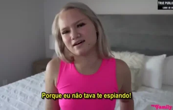 A meia irmã se acomodou de um jeito bem especial