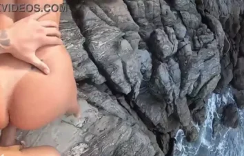 Carioca gostosa com um bundão avantajado se envolvendo em cenas de intimidade em um ambiente praiano