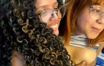 Casais de mulheres se divertindo juntas na internet