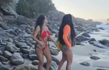 Duas garotas do Rio com peitões se divertindo na areia enquanto o sol se põe