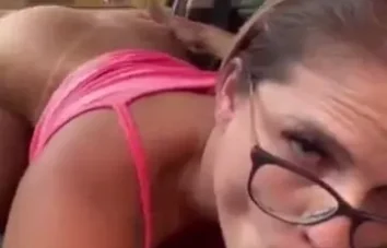 Loira Sexy Deixando o Trânsito Delicioso com um Boquete