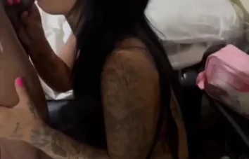 Morena tatuada Vhivi se exibindo em um compilado picante!