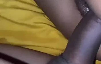 Mulata pegando uma pilha