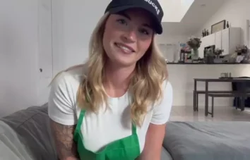 Uma loira gata que trabalha no Starbucks no centro de BH viralizou na internet durante seu horário de almoço, aparecendo em um momento bem quente