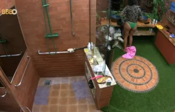 Alane do BBB24 exibindo seu bundão avantajado e atraente.