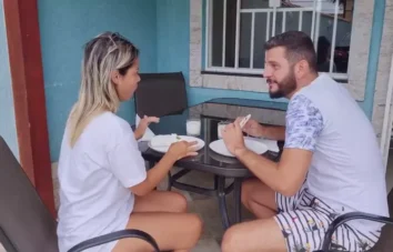Comendo o rabo da esposa nas escadas de casa