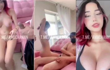 Menininha se divertindo com dois parcerões