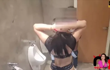 Comendo gata comprometida e embriagada no banheiro da balada