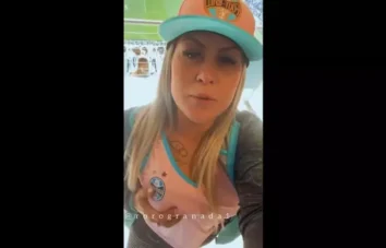 Loira gata exibindo as teta no jogo do Grêmio