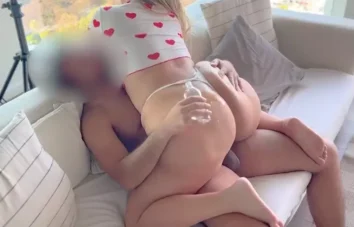 Loira gordinha se lambuza de óleo e senta com vontade na piroca