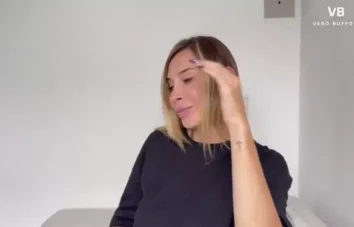 Loira gostosa usando uma calcinha sexy dando o cuzinho com vontade