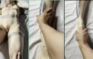 Ruiva gostosa mostrando sua xoxota enquanto colega passava óleo em seu corpo