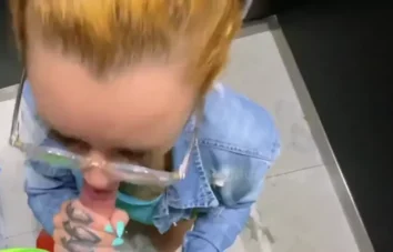 Ruiva transando com cara da porta ao lado no elevador e bebendo sêmen