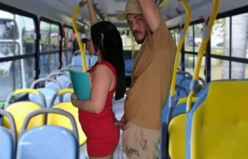 Transa no busão, o motorista se joga no fetiche e arrasa com a novinha safada que tá de rolê no ônibus!