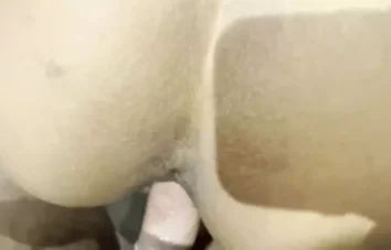 Dando uns agarrinhos na faxineira gostosa de 22 anos que mora no Morro dos Prazeres, no Rio